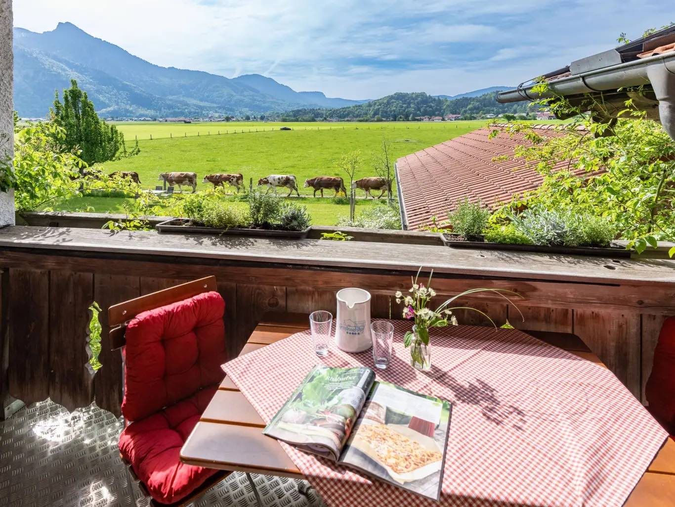 Bauernhofurlaub mit Blick auf die Berge und Kühe